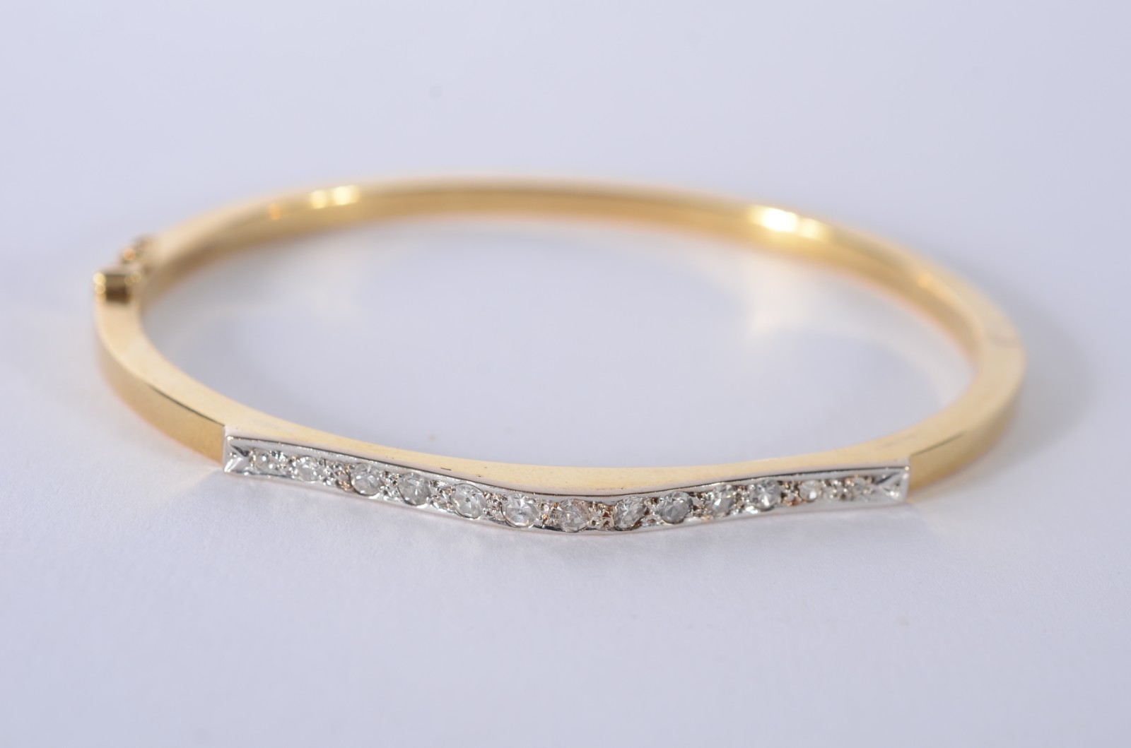 Pulseira em ouro 18 k., com aproximadamente 13 brilhantes. (Por... - foto 1 de 4