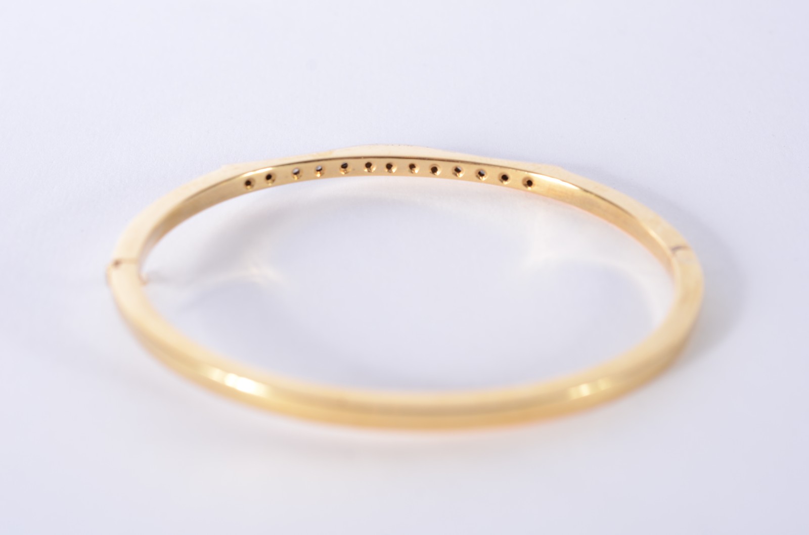 Pulseira em ouro 18 k., com aproximadamente 13 brilhantes. (Por... - foto 3 de 4