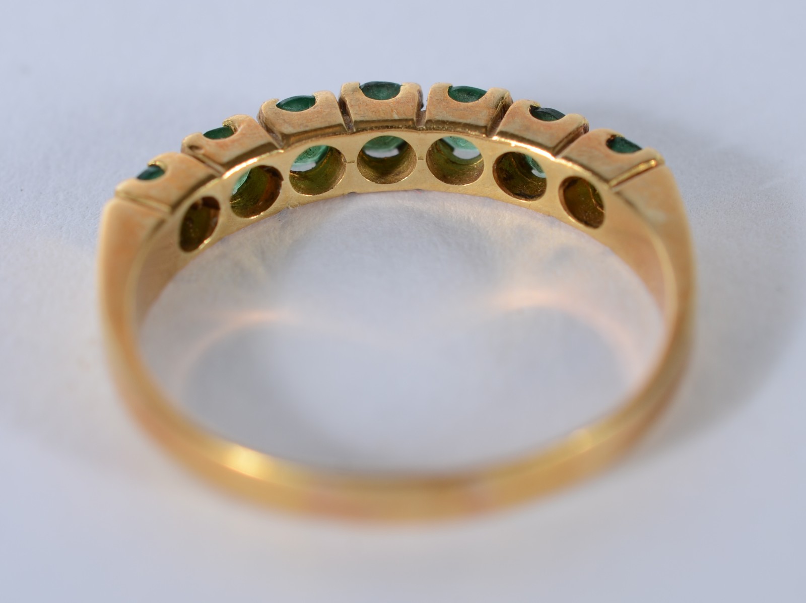 Meia aliança de ouro 18 k., com aproximadamente 7 esmeraldas, aro 23... - foto 3 de 5