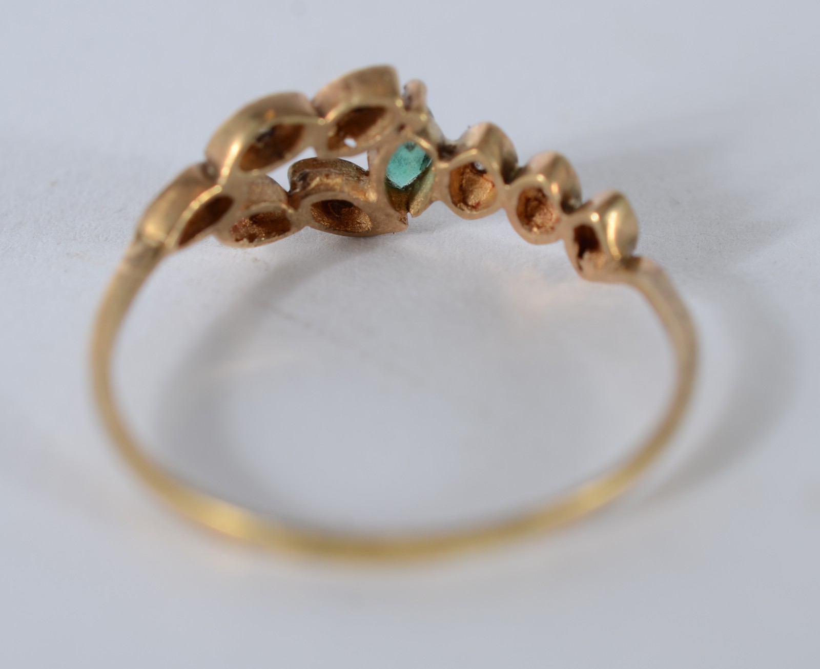 Anel de ouro 18 k., com brilhantes e esmeralda, aro 26. (Por motivos... - foto 3 de 5