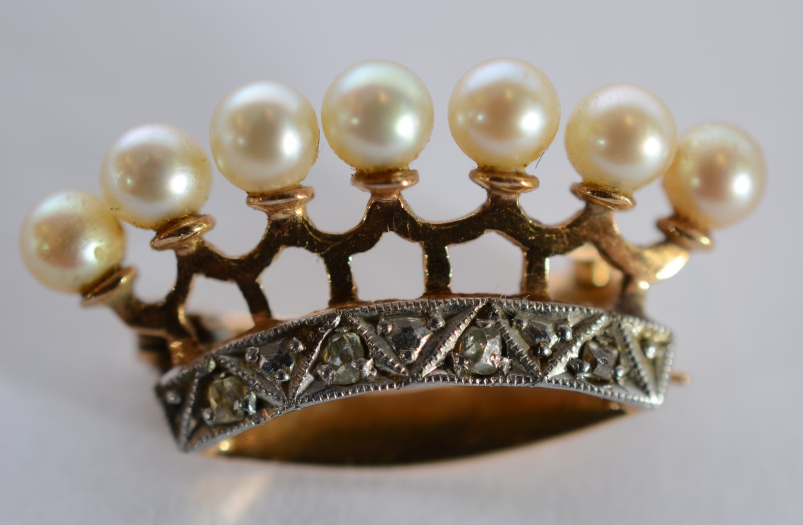 Broche de ouro 18 k., feitio coroa com perolas e mini brilhantes... - foto 1 de 3