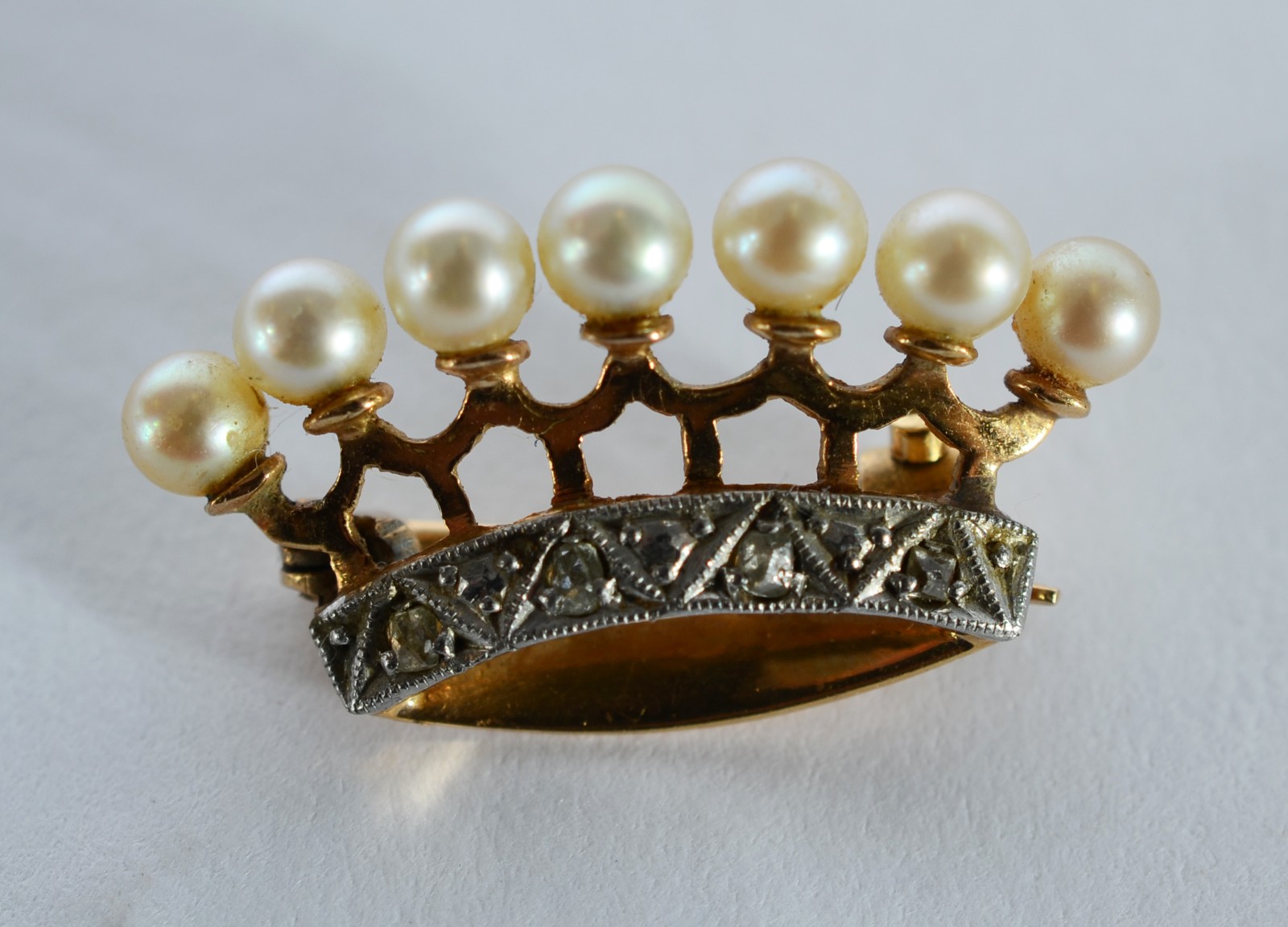 Broche de ouro 18 k., feitio coroa com perolas e mini brilhantes... - foto 2 de 3