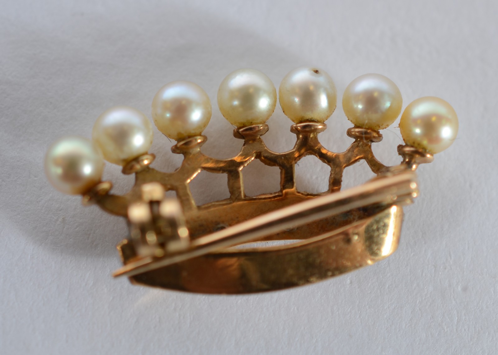 Broche de ouro 18 k., feitio coroa com perolas e mini brilhantes... - foto 3 de 3
