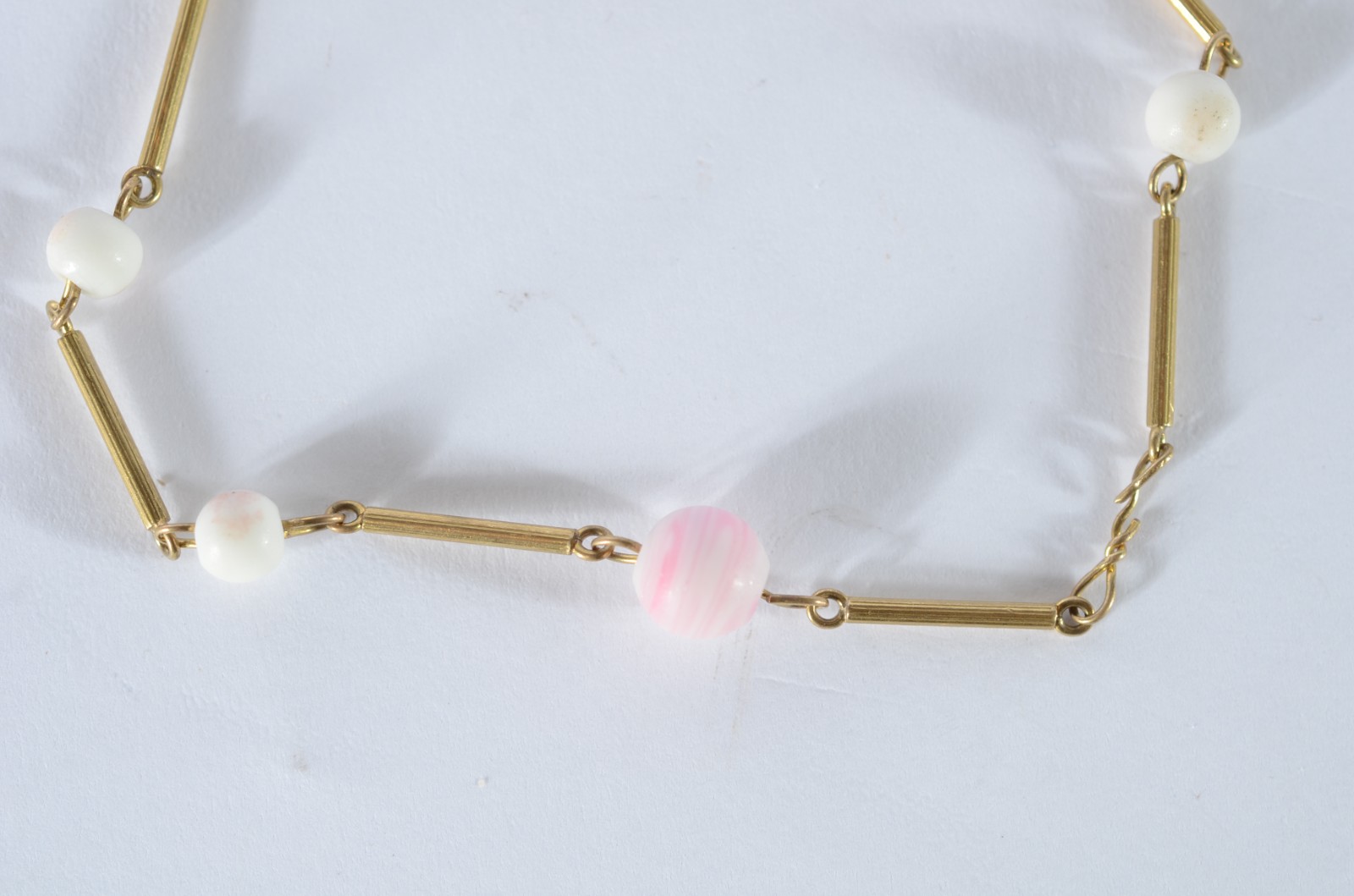Pulseira de ouro 18 k., com pedras corais brancas. (Por motivos de... - foto 1 de 5