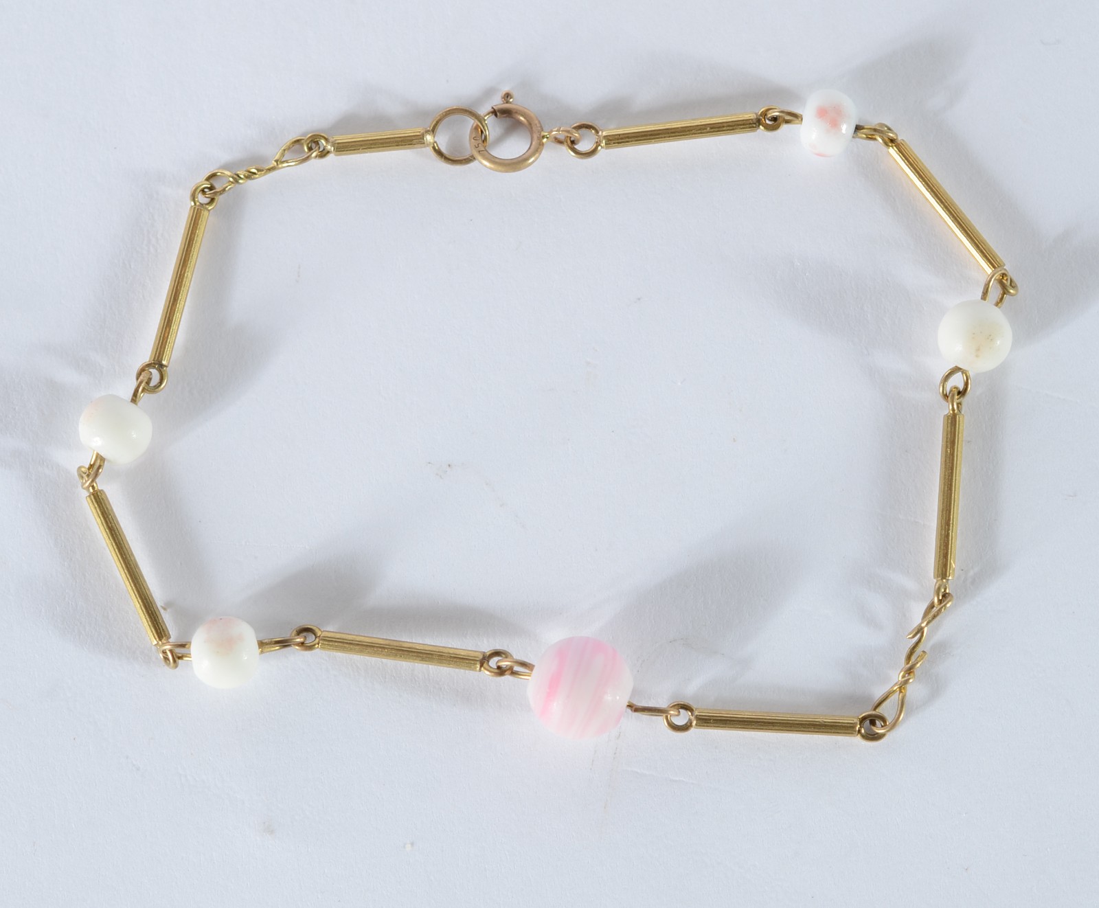 Pulseira de ouro 18 k., com pedras corais brancas. (Por motivos de... - foto 2 de 5