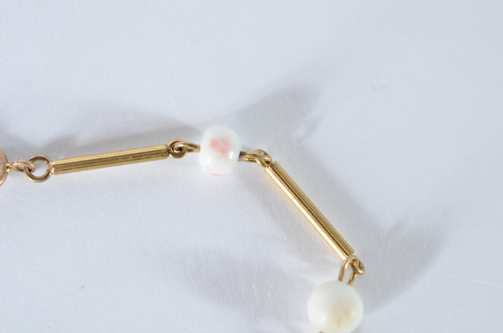 Pulseira de ouro 18 k., com pedras corais brancas. (Por motivos de... - foto 3 de 5