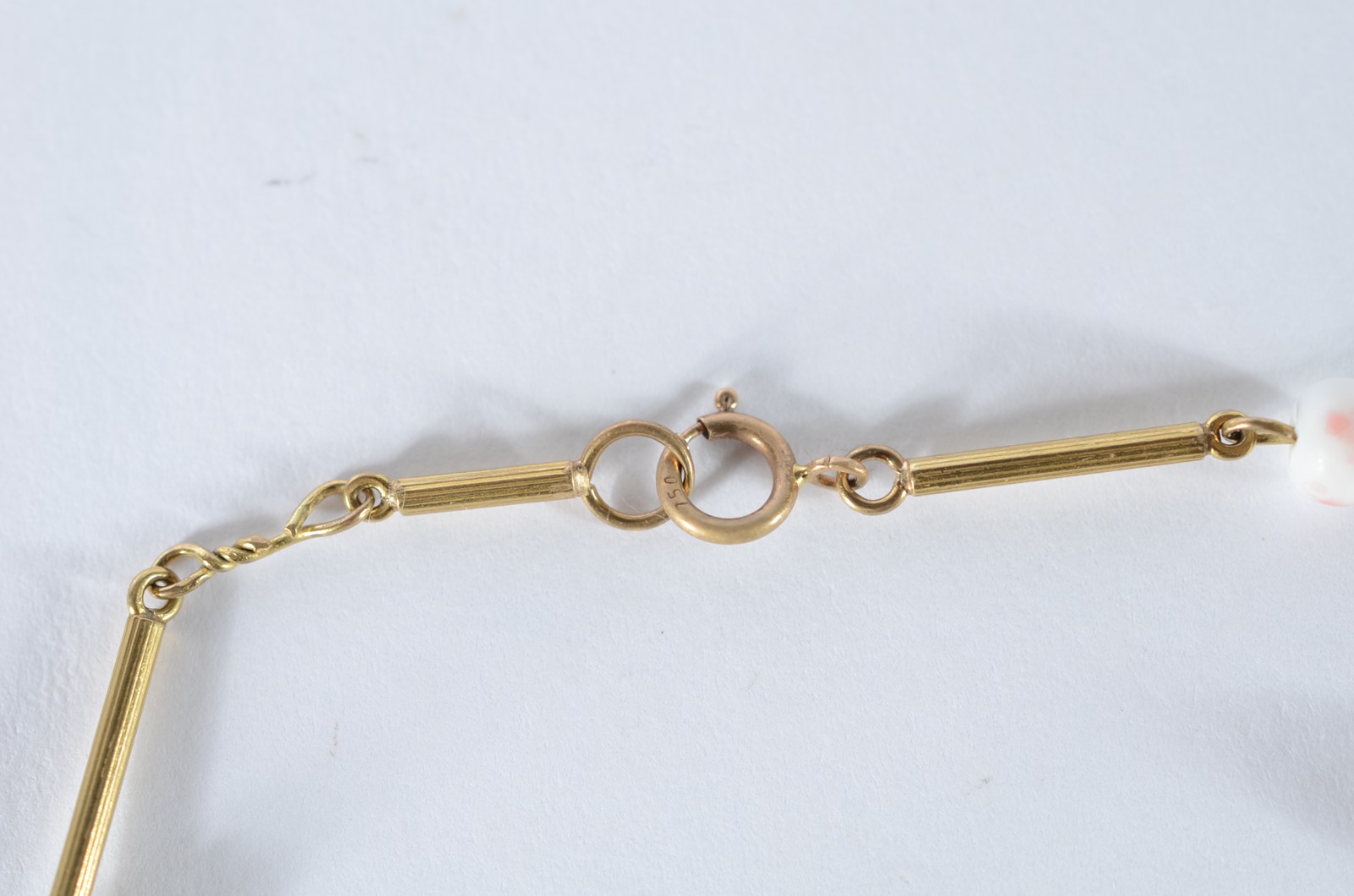 Pulseira de ouro 18 k., com pedras corais brancas. (Por motivos de... - foto 4 de 5