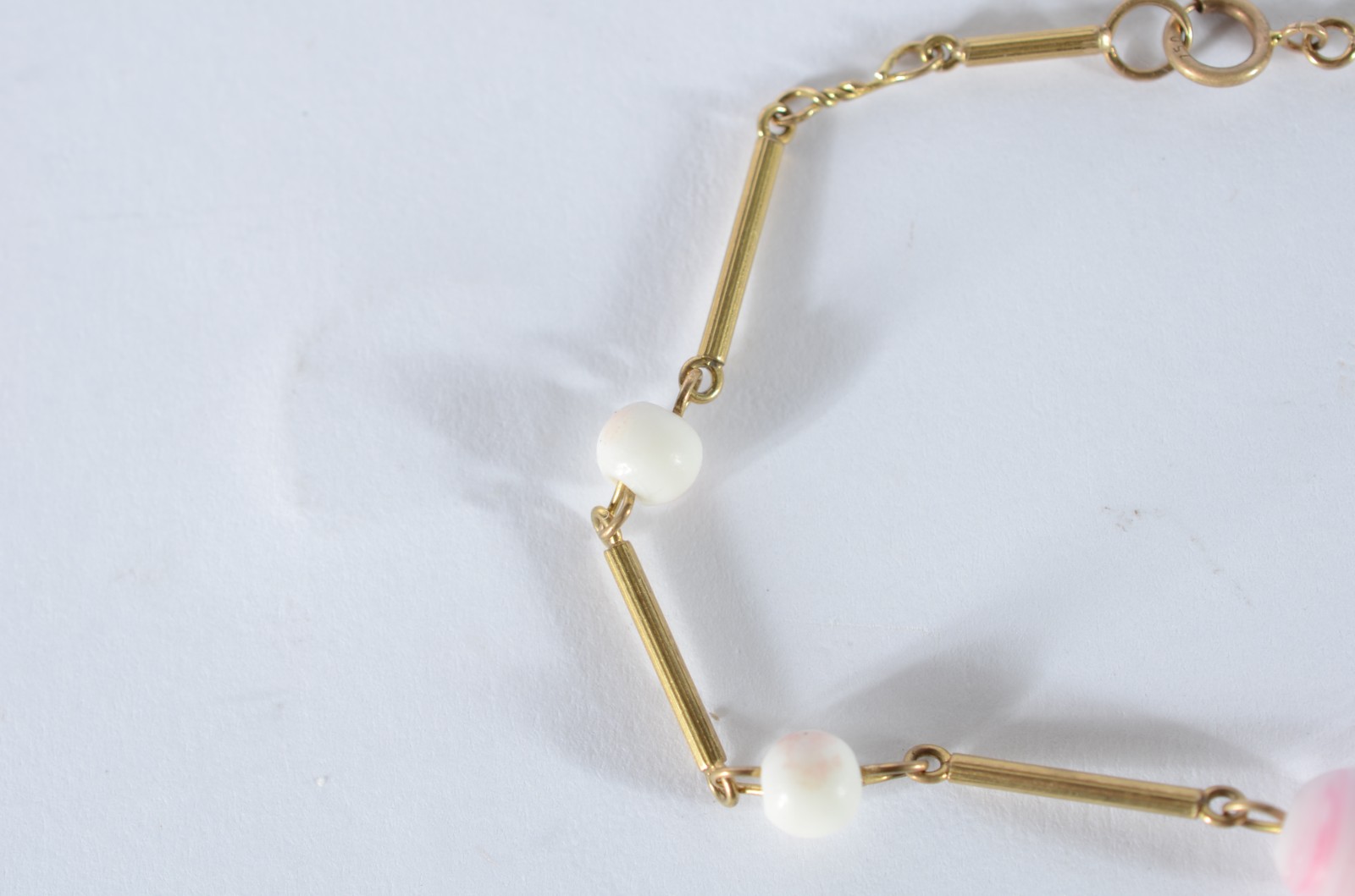 Pulseira de ouro 18 k., com pedras corais brancas. (Por motivos de... - foto 5 de 5