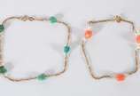Duas pulseiras de ouro 18 k., sendo uma com ped... - Duas pulseiras de ouro 18 k., sendo uma com pedras verdes e outra com pedras coral. (Por motivos de segurança a peça não se encontra na loja).
