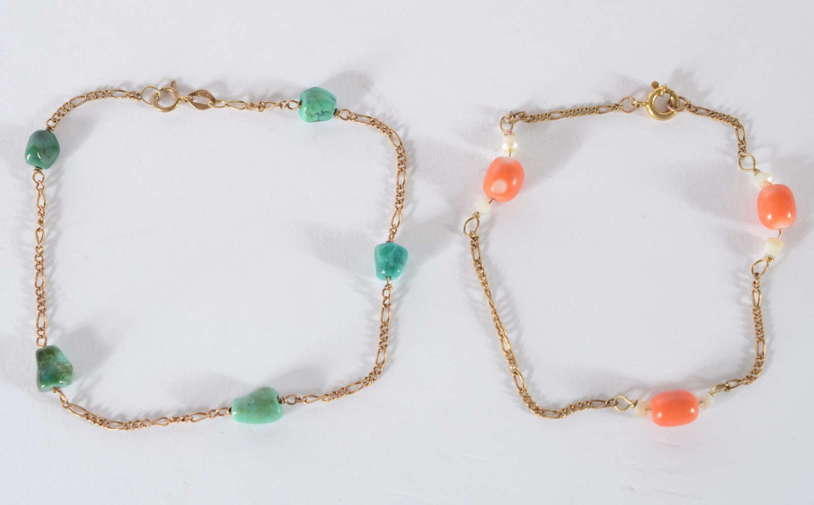 Duas pulseiras de ouro 18 k., sendo uma com pedras verdes e outra com... - foto 1 de 9