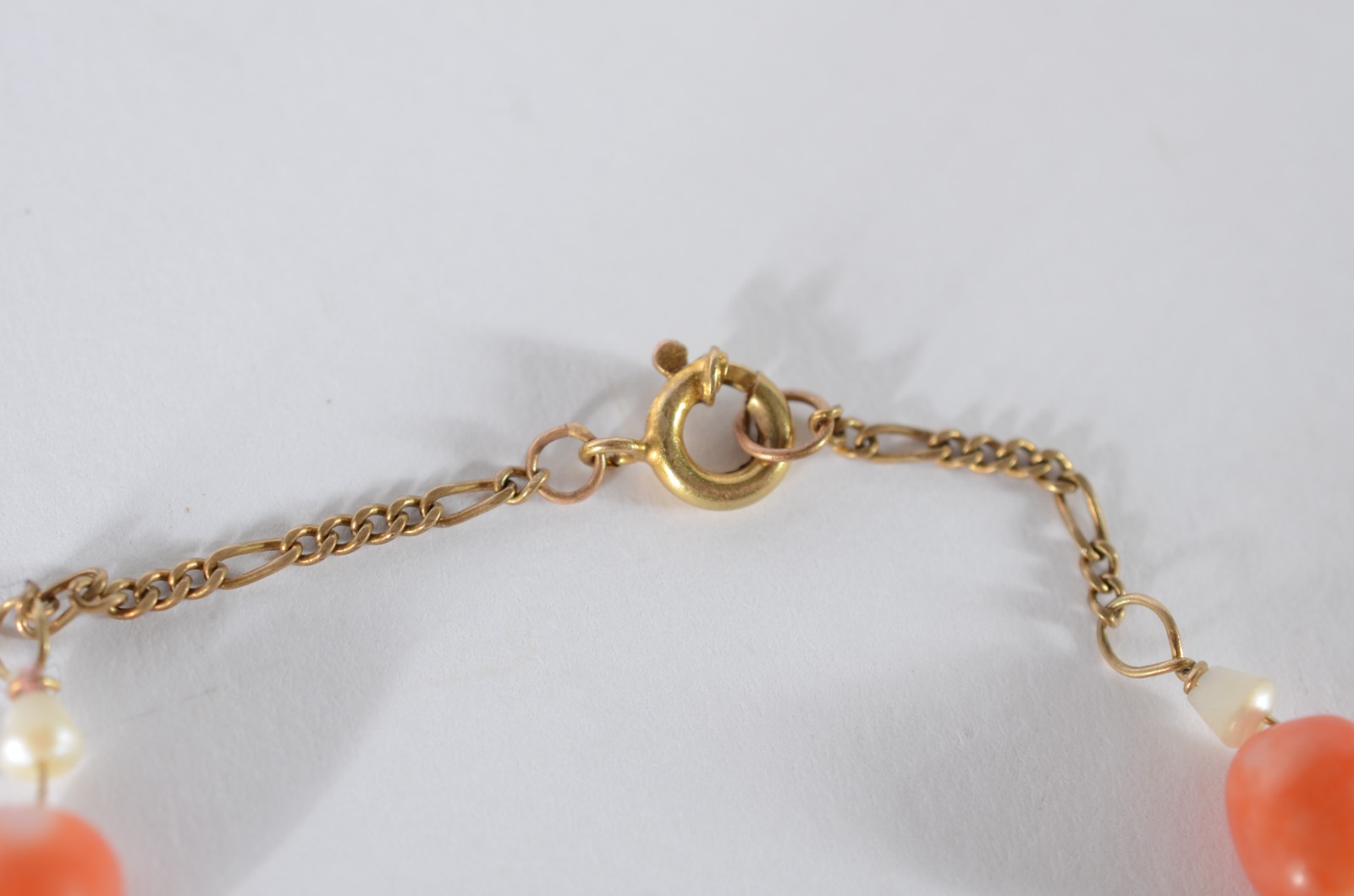Duas pulseiras de ouro 18 k., sendo uma com pedras verdes e outra com... - foto 2 de 9