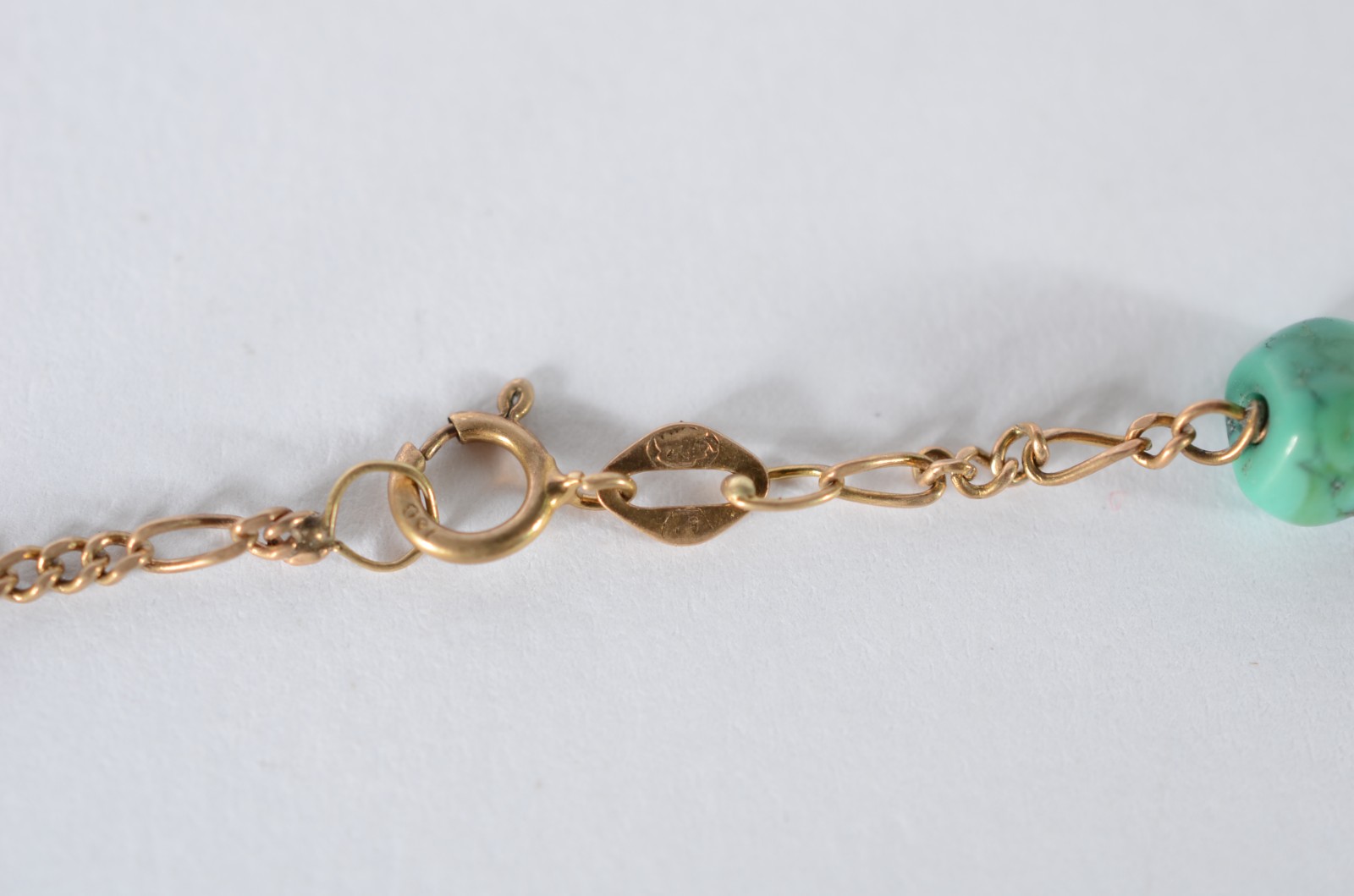 Duas pulseiras de ouro 18 k., sendo uma com pedras verdes e outra com... - foto 3 de 9