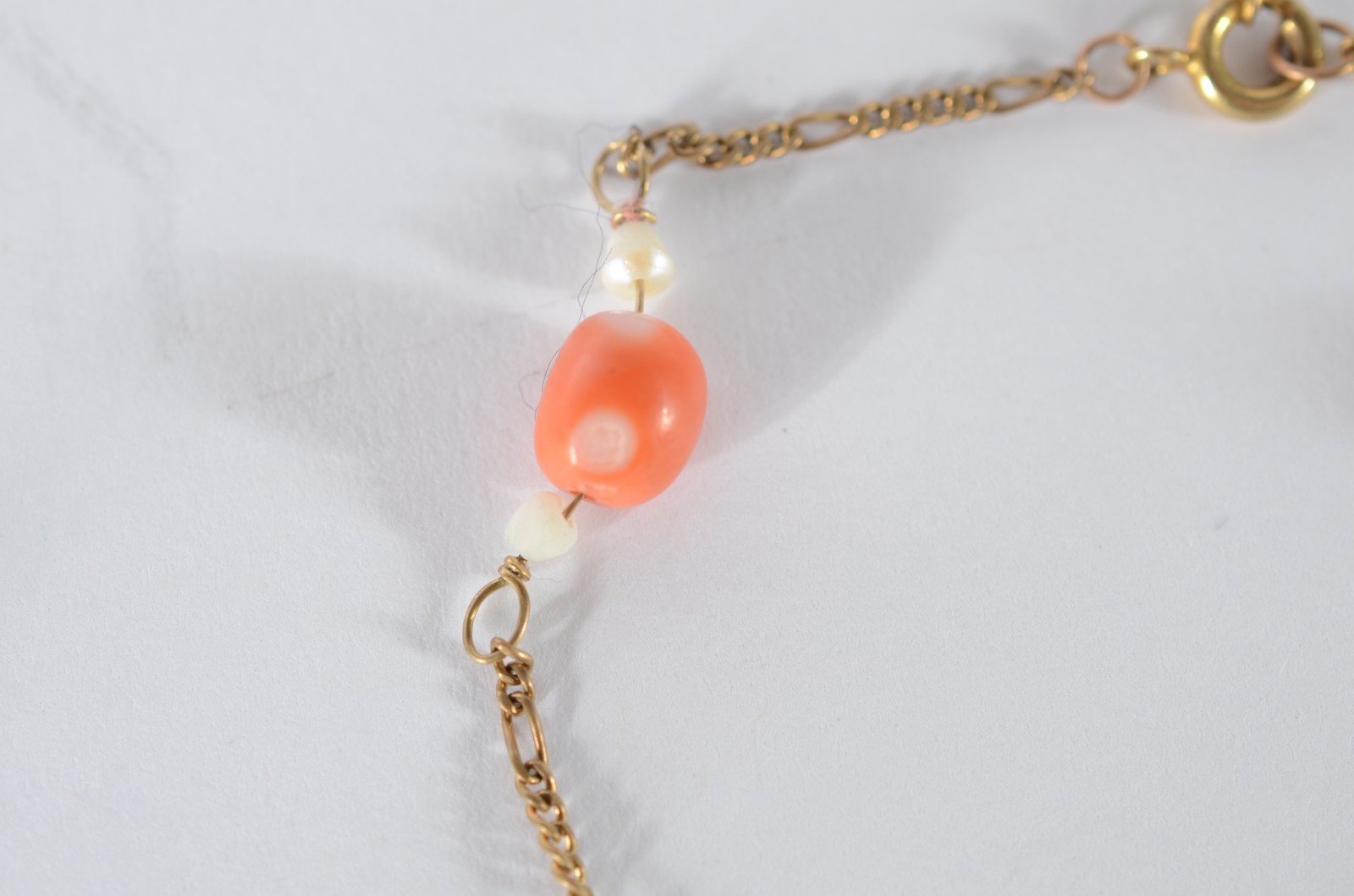 Duas pulseiras de ouro 18 k., sendo uma com pedras verdes e outra com... - foto 4 de 9