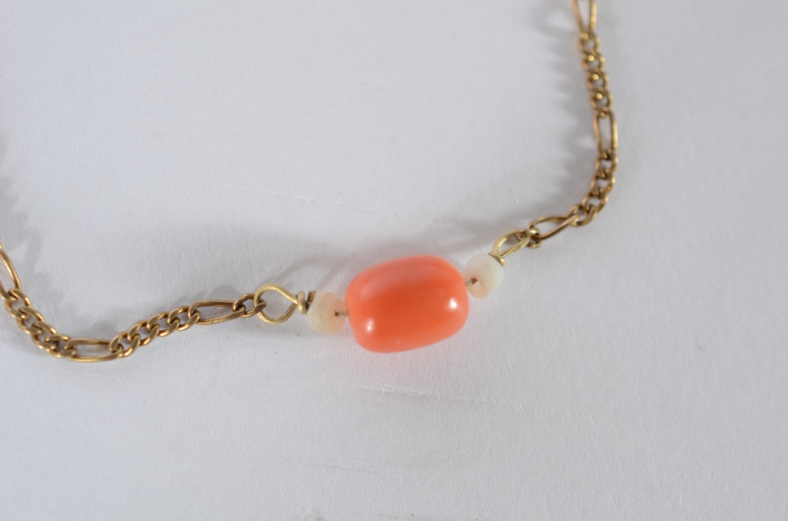Duas pulseiras de ouro 18 k., sendo uma com pedras verdes e outra com... - foto 5 de 9