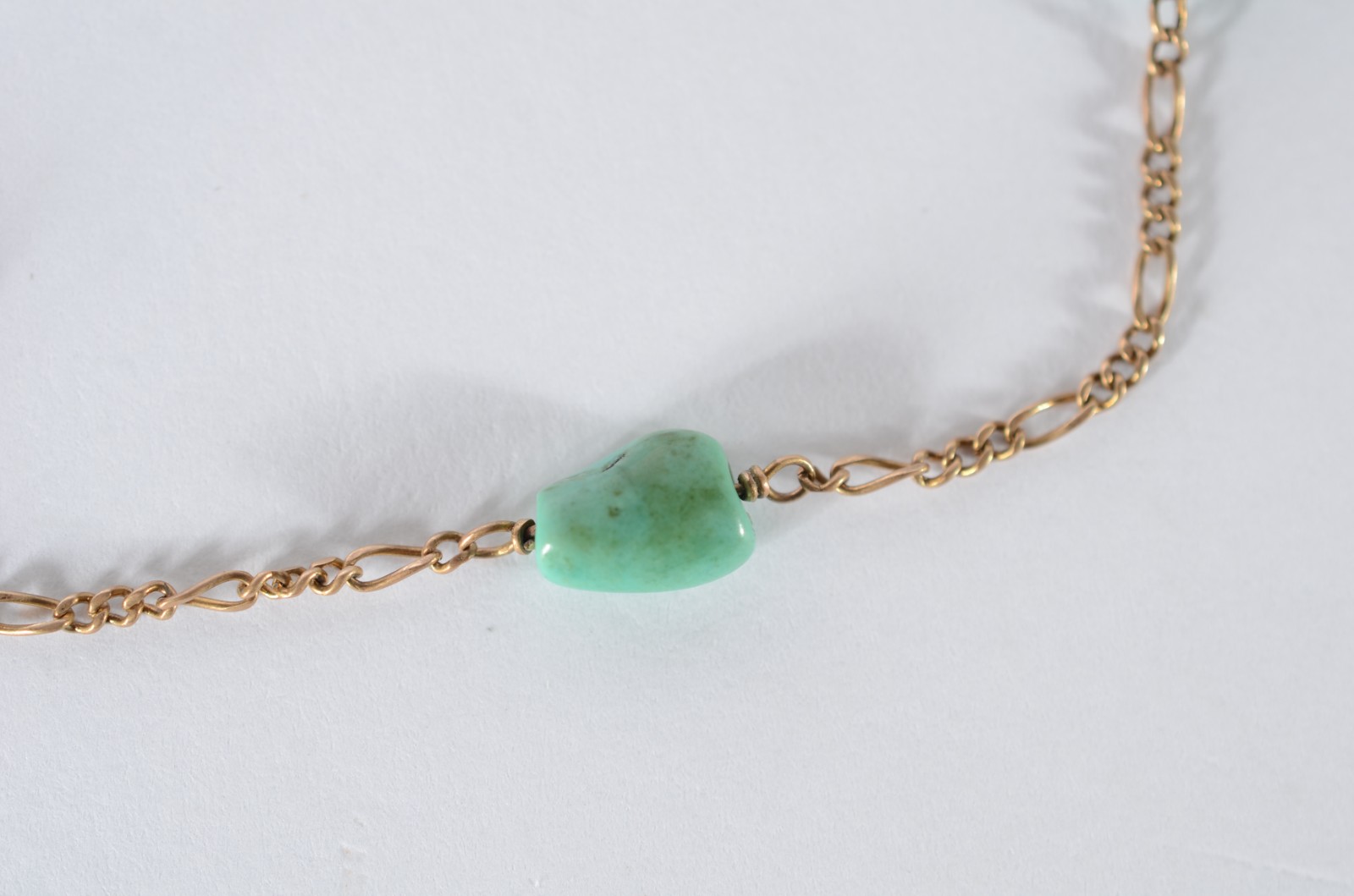 Duas pulseiras de ouro 18 k., sendo uma com pedras verdes e outra com... - foto 7 de 9