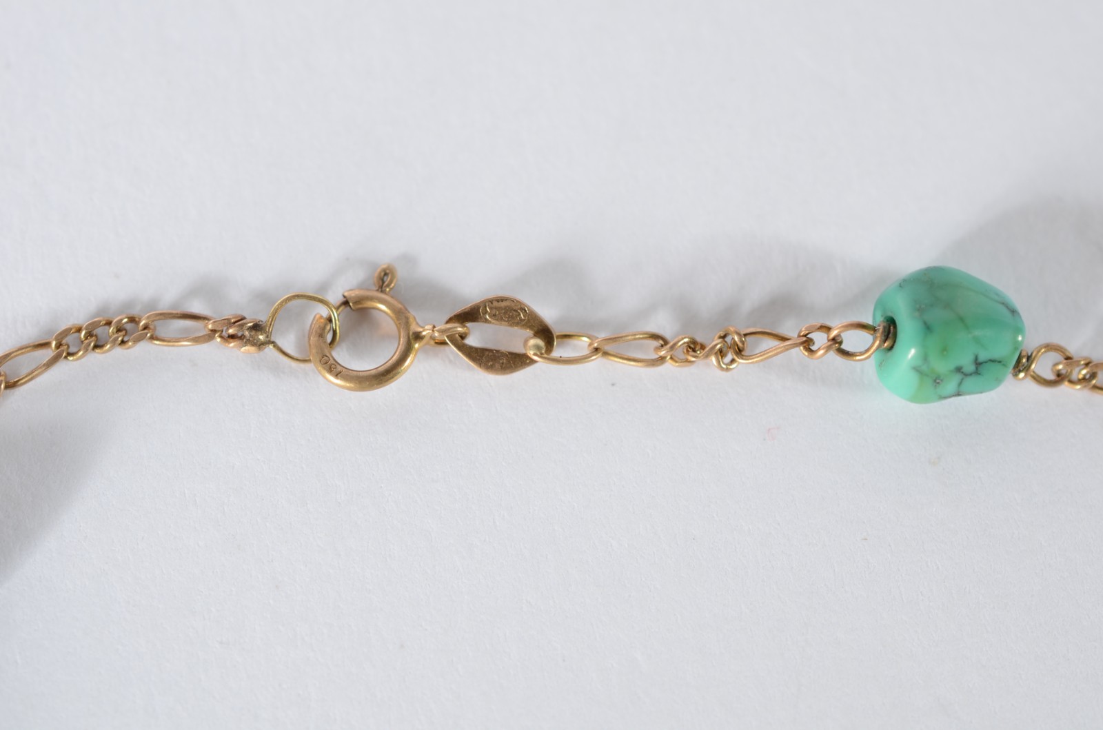 Duas pulseiras de ouro 18 k., sendo uma com pedras verdes e outra com... - foto 8 de 9