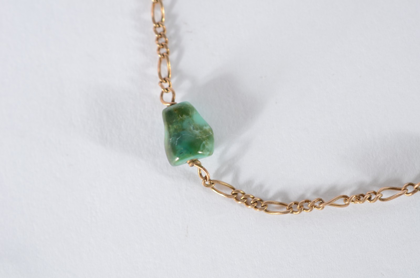 Duas pulseiras de ouro 18 k., sendo uma com pedras verdes e outra com... - foto 9 de 9