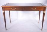 Mesa de escritório de madeira nobre, tampo forr... - Mesa de escritório de madeira nobre, tampo forrado com couro preto pirogravado apoiado em 4 pernas cilíndricas, 2 gavetas, estilo inglês. Acompa...