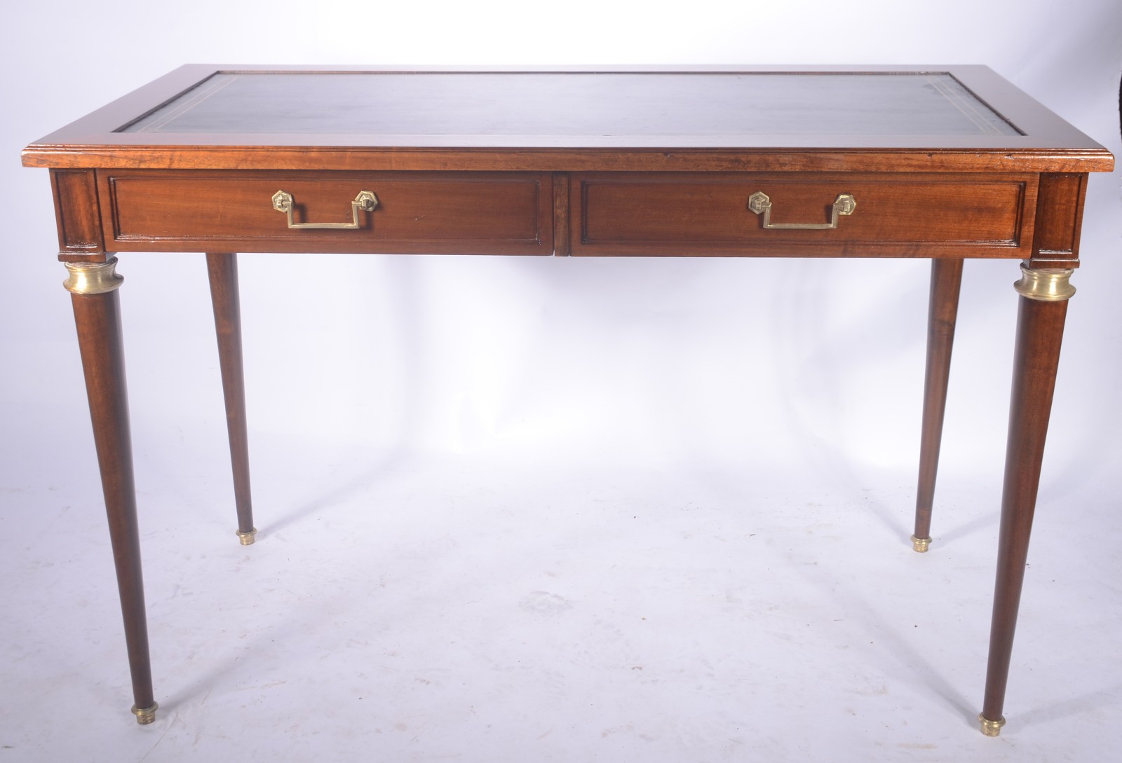 Mesa de escritório de madeira nobre, tampo forrado com couro preto... - foto 2 de 3