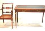 Mesa de escritório de madeira nobre, tampo forr... - Mesa de escritório de madeira nobre, tampo forrado com couro preto pirogravado apoiado em 4 pernas cilíndricas, 2 gavetas, estilo inglês. Acompa...