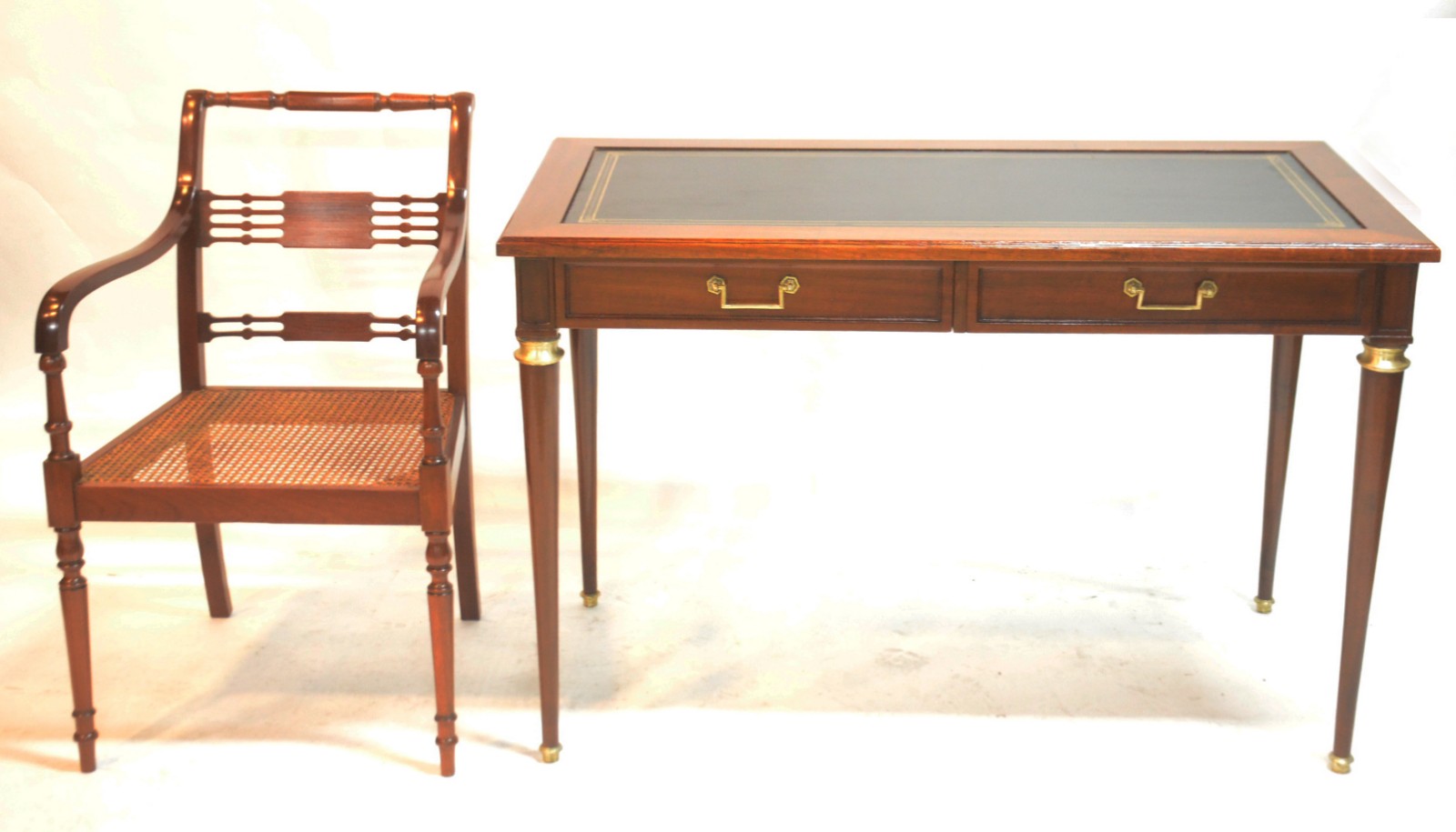 Mesa de escritório de madeira nobre, tampo forrado com couro preto... - foto 1 de 3