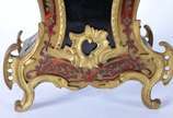 Relógio de mesa francês com caixa ao gosto "bou... - Relógio de mesa francês com caixa ao gosto "boulle", aplicações de bronze e mostrador com algarismos romanos. Faltando o fio do pêndulo.