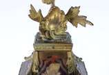 Relógio de mesa francês com caixa ao gosto "bou... - Relógio de mesa francês com caixa ao gosto "boulle", aplicações de bronze e mostrador com algarismos romanos. Faltando o fio do pêndulo.