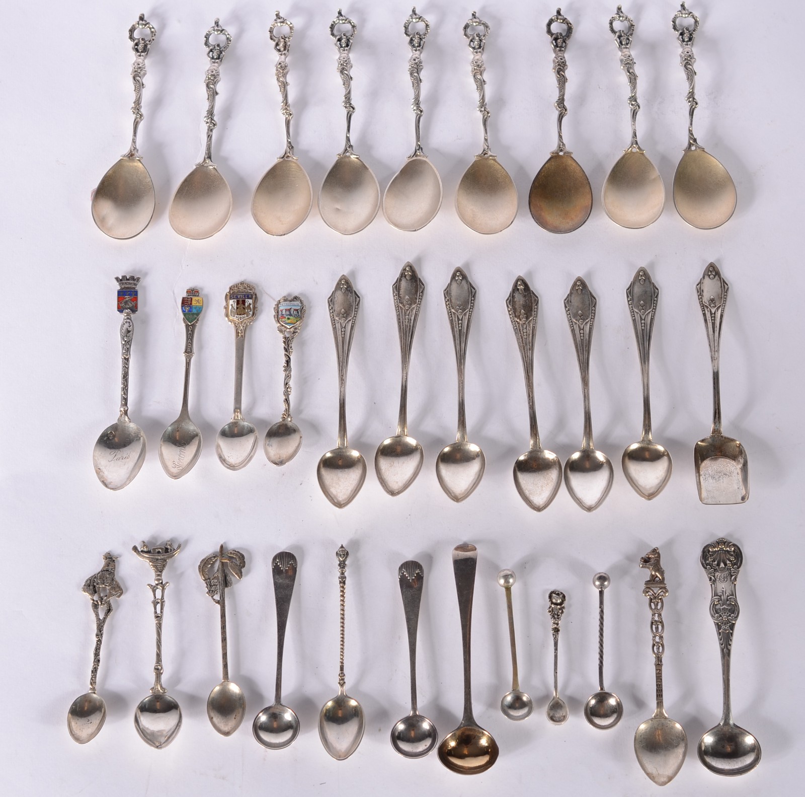 Conjunto com 29 colheres diversas de prata de lei. Peso da prata: 190... - foto 1 de 10