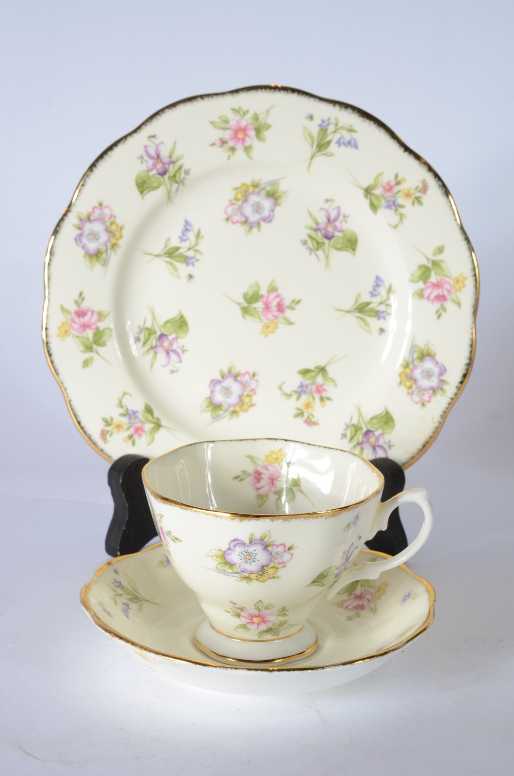Xícara de chá com pires e pratinho de porcelana inglesa Royal Albert... - foto 1 de 8
