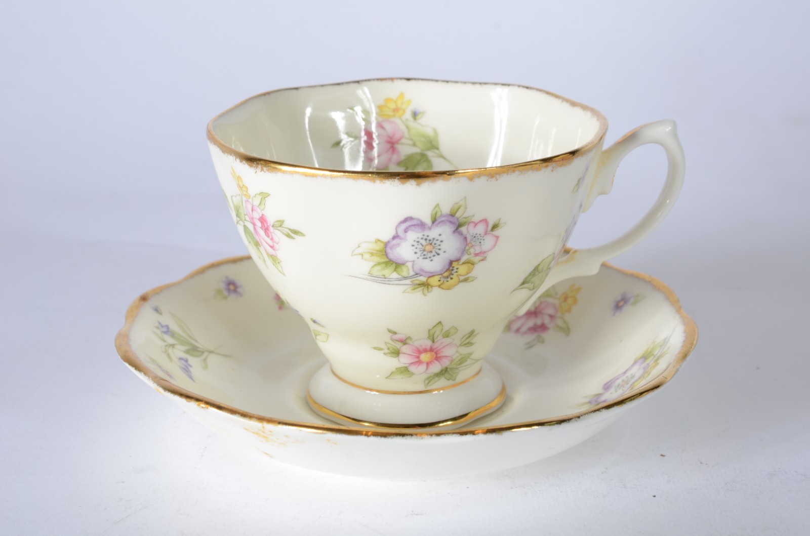 Xícara de chá com pires e pratinho de porcelana inglesa Royal Albert... - foto 2 de 8