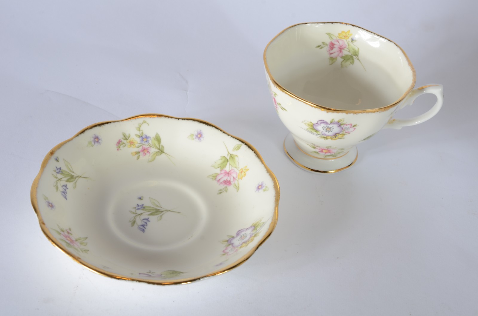 Xícara de chá com pires e pratinho de porcelana inglesa Royal Albert... - foto 4 de 8