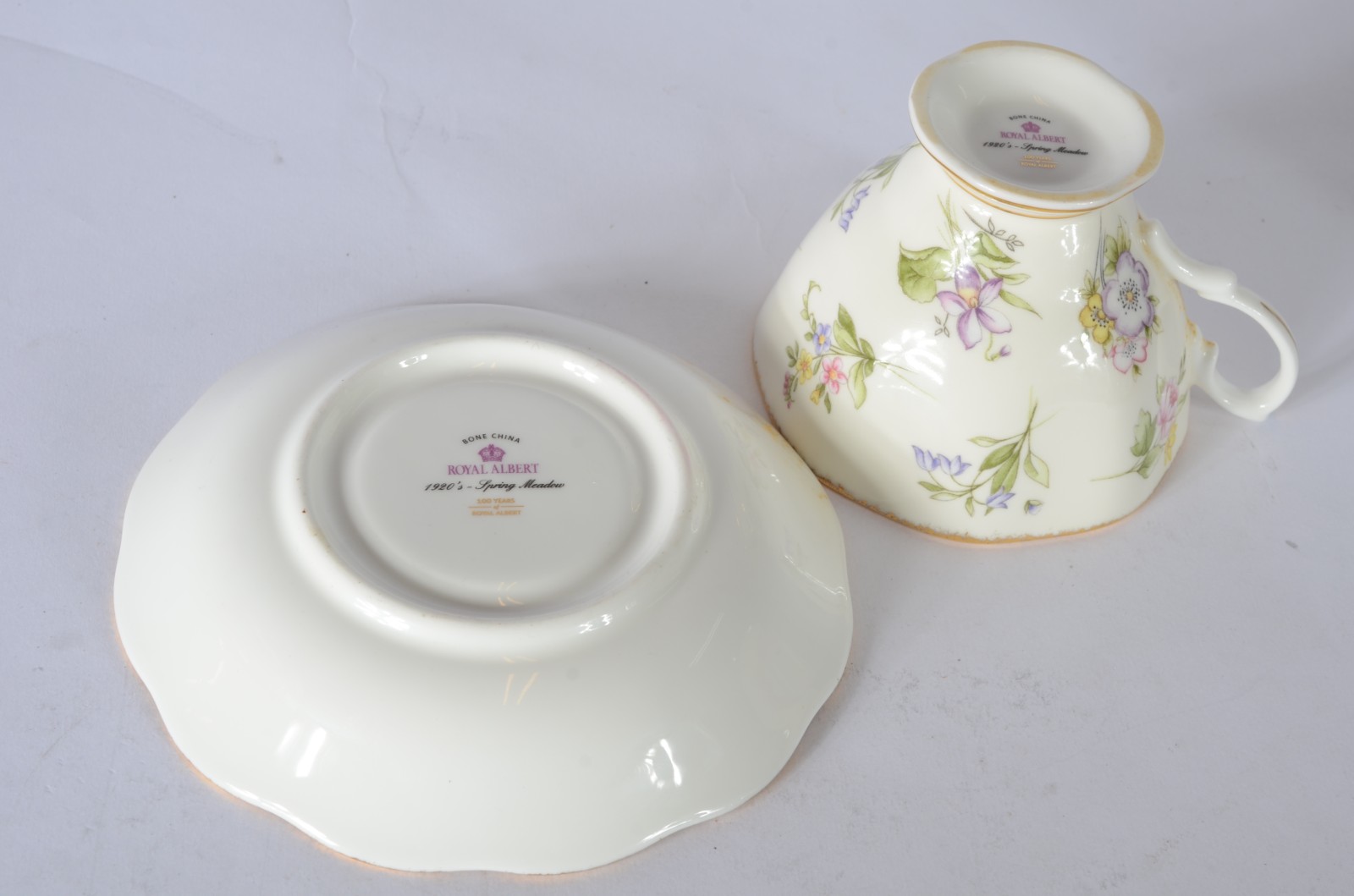 Xícara de chá com pires e pratinho de porcelana inglesa Royal Albert... - foto 5 de 8