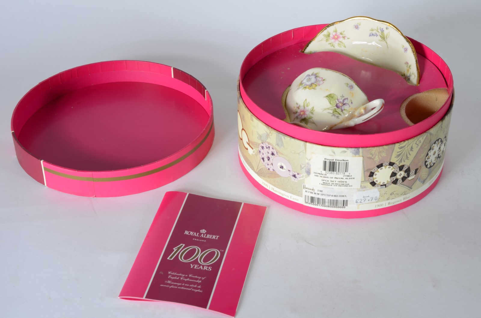 Xícara de chá com pires e pratinho de porcelana inglesa Royal Albert... - foto 7 de 8