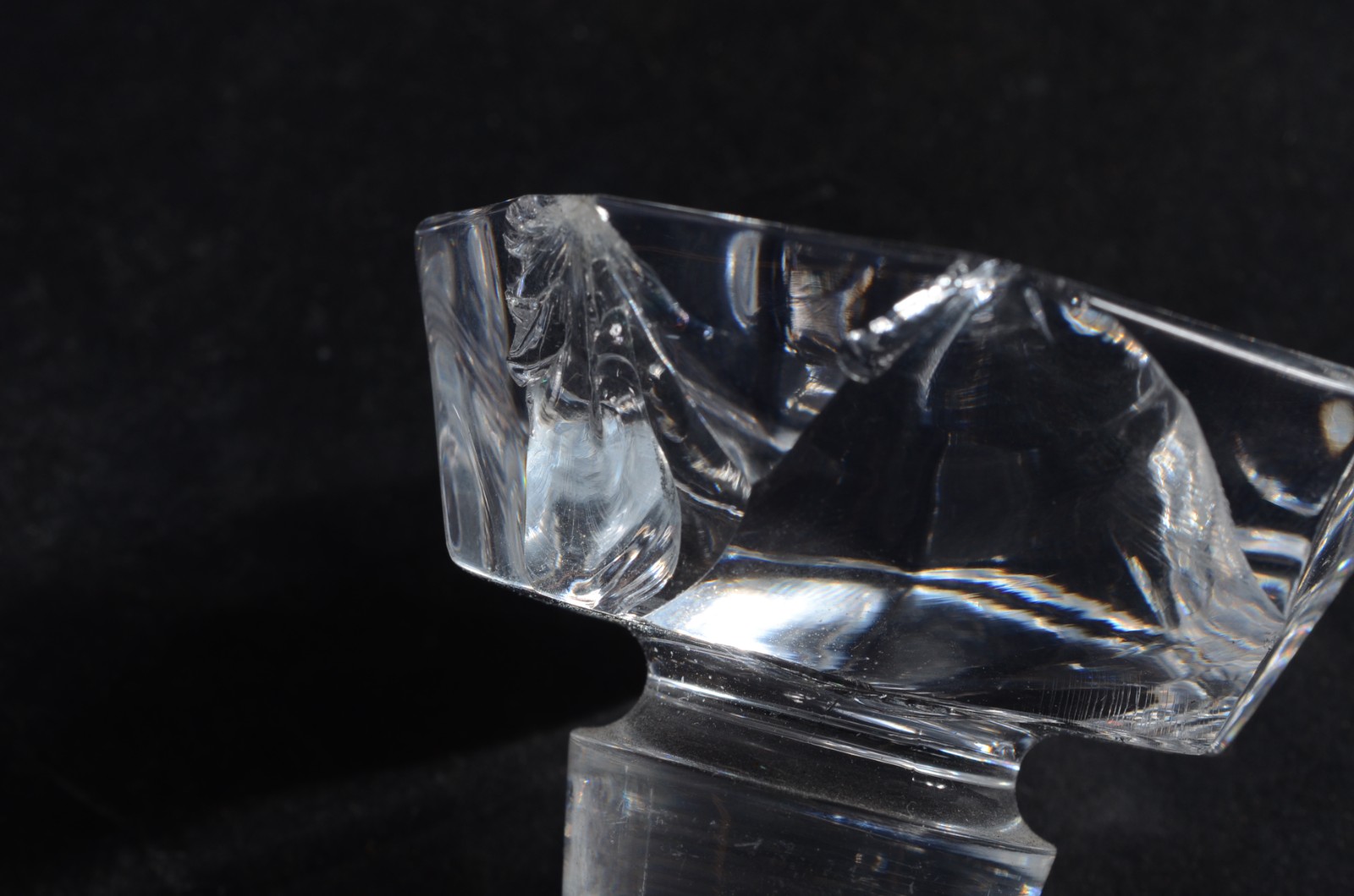 Quatro garrafas diversas de cristal. - foto 6 de 10
