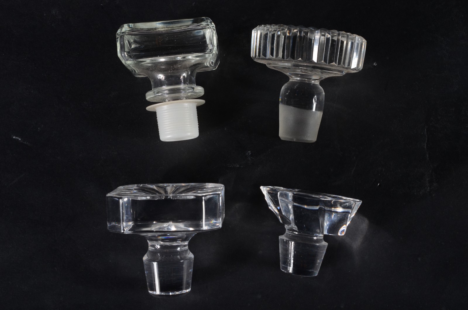 Quatro garrafas diversas de cristal. - foto 10 de 10