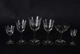 Serviço de cristal com flores lavradas, compost... - Serviço de cristal com flores lavradas, composto de: 12 taças para água, 8 taças para vinho tinto, 9 taças para vinho branco, 10 taças para cham...