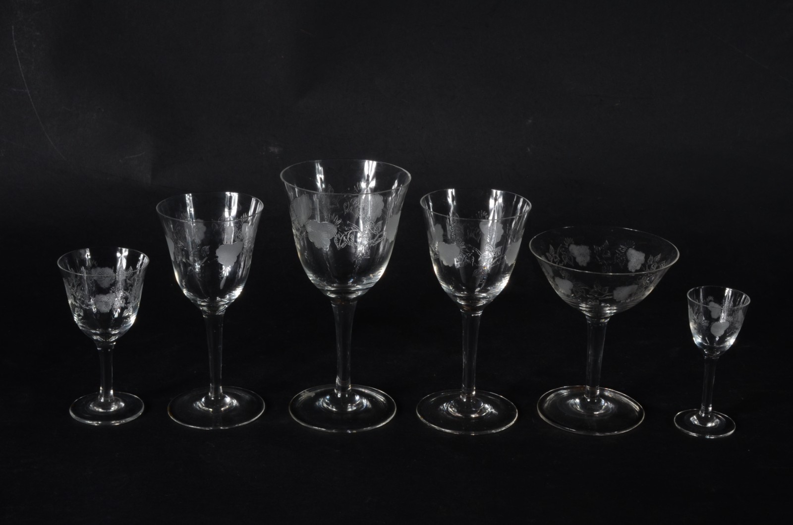 Serviço de cristal com flores lavradas, composto de: 12 taças para... - foto 2 de 11