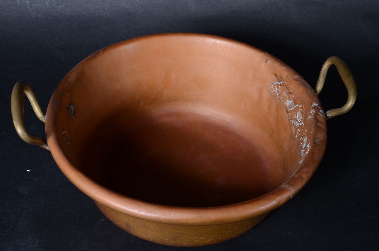 Duas peças, sendo: pequeno tacho de cobre e pequena fruteira de... - foto 2 de 6