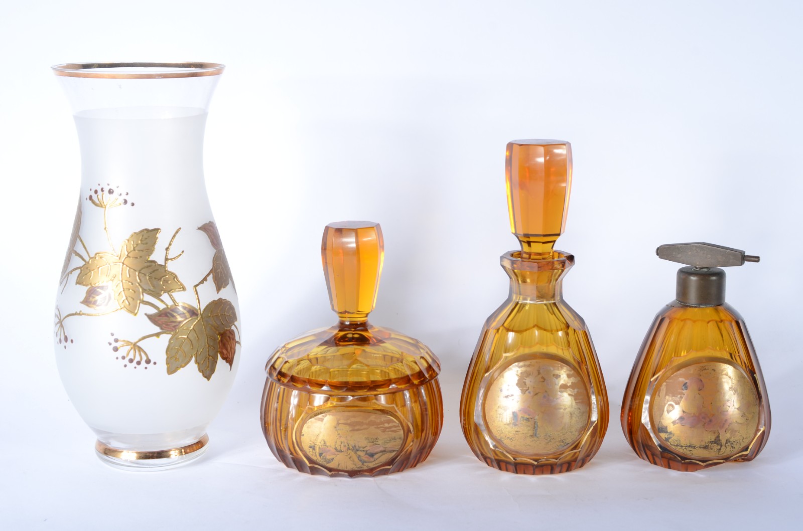 Conjunto com 3 peças de cristal na cor âmbar com detalhes dourados... - foto 1 de 11