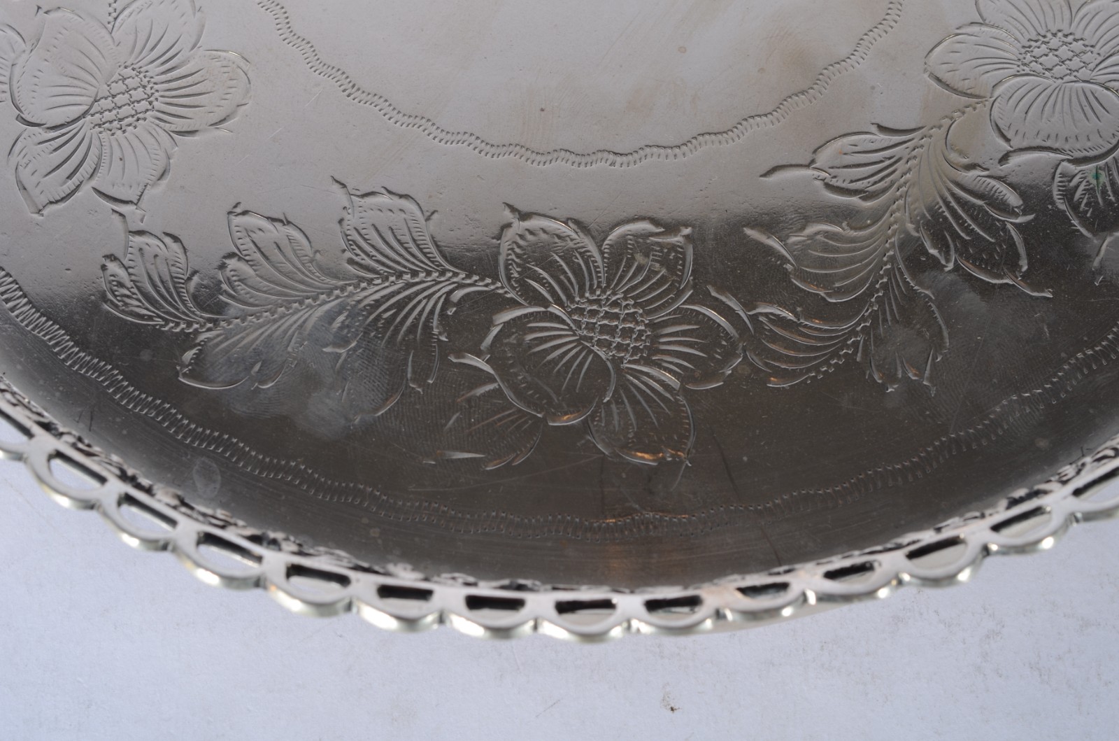 Salva de metal prateado, fundo cinzelado e galeria vazada. - foto 4 de 5