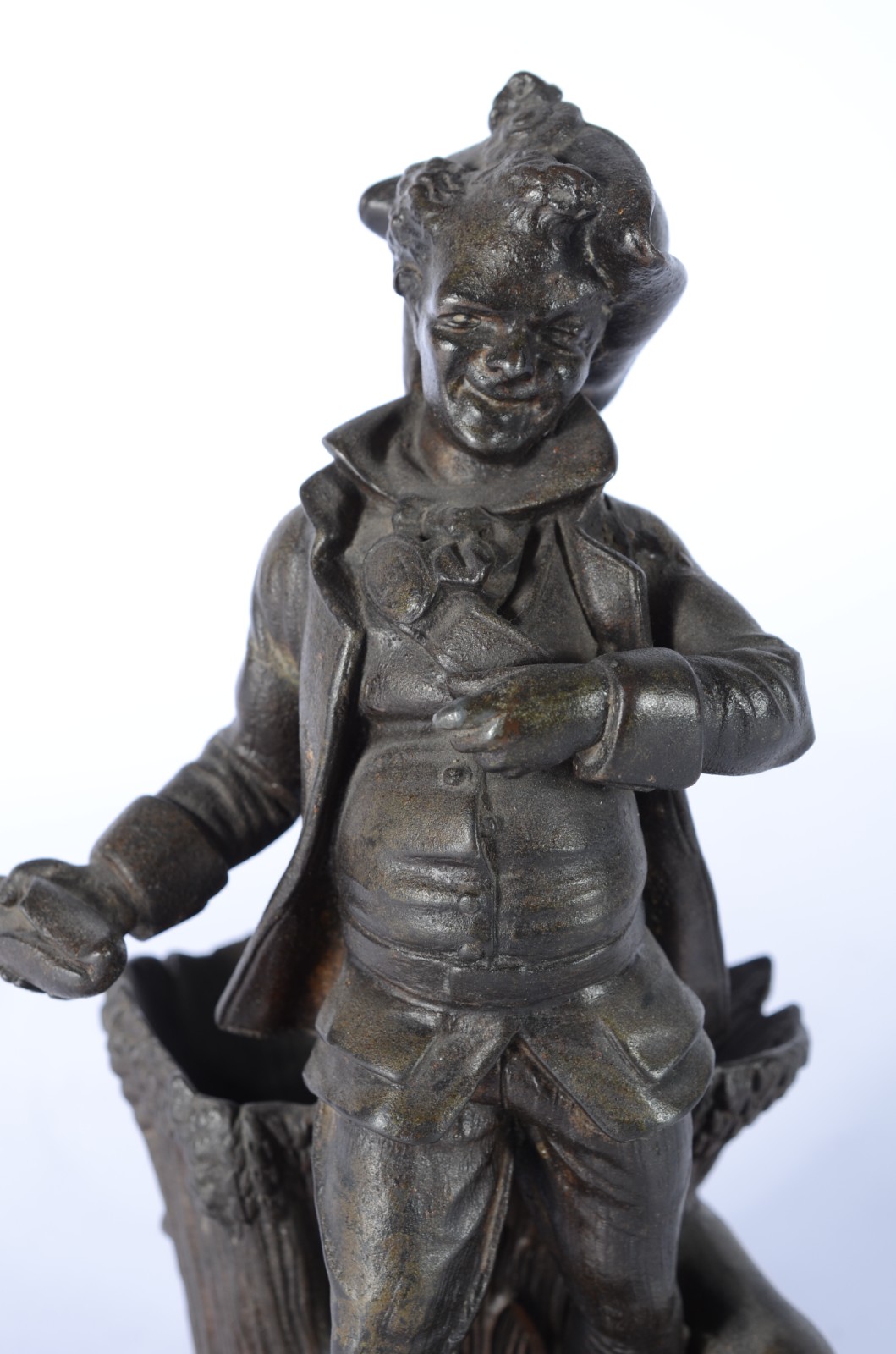 Estatueta de petit bronze representando homem com cachorro (base... - foto 2 de 8
