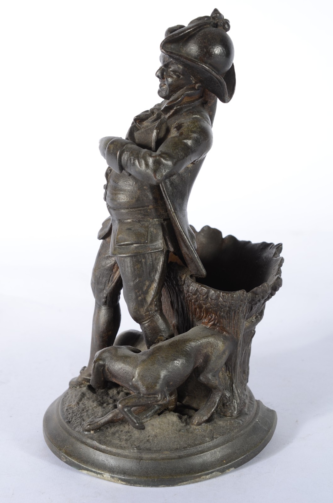Estatueta de petit bronze representando homem com cachorro (base... - foto 3 de 8