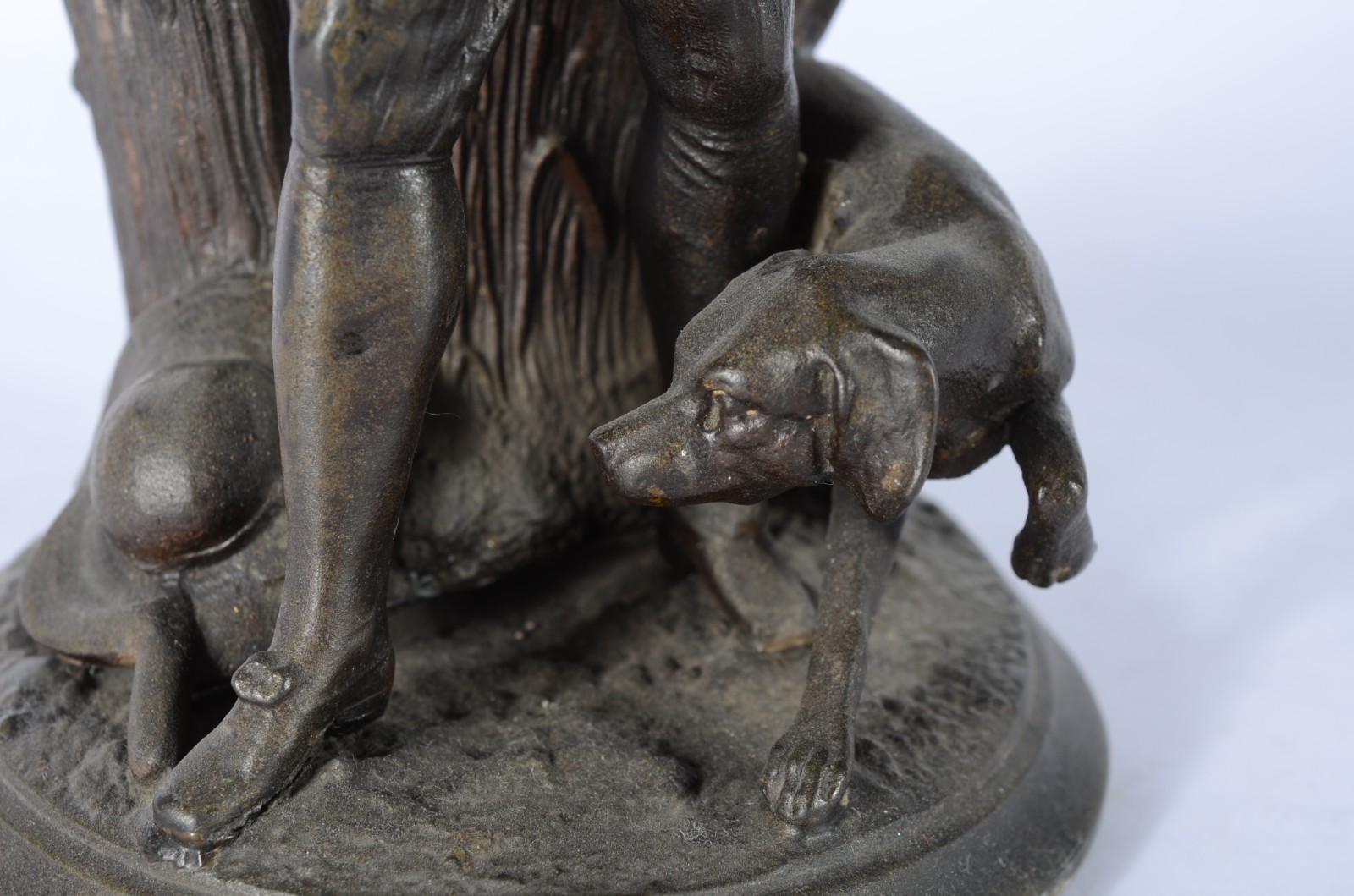 Estatueta de petit bronze representando homem com cachorro (base... - foto 4 de 8
