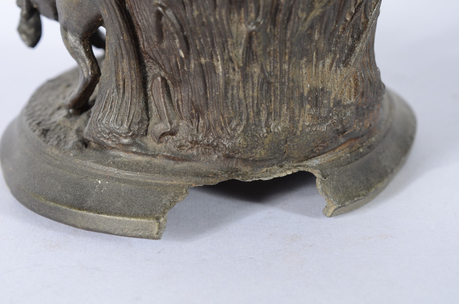 Estatueta de petit bronze representando homem com cachorro (base... - foto 6 de 8