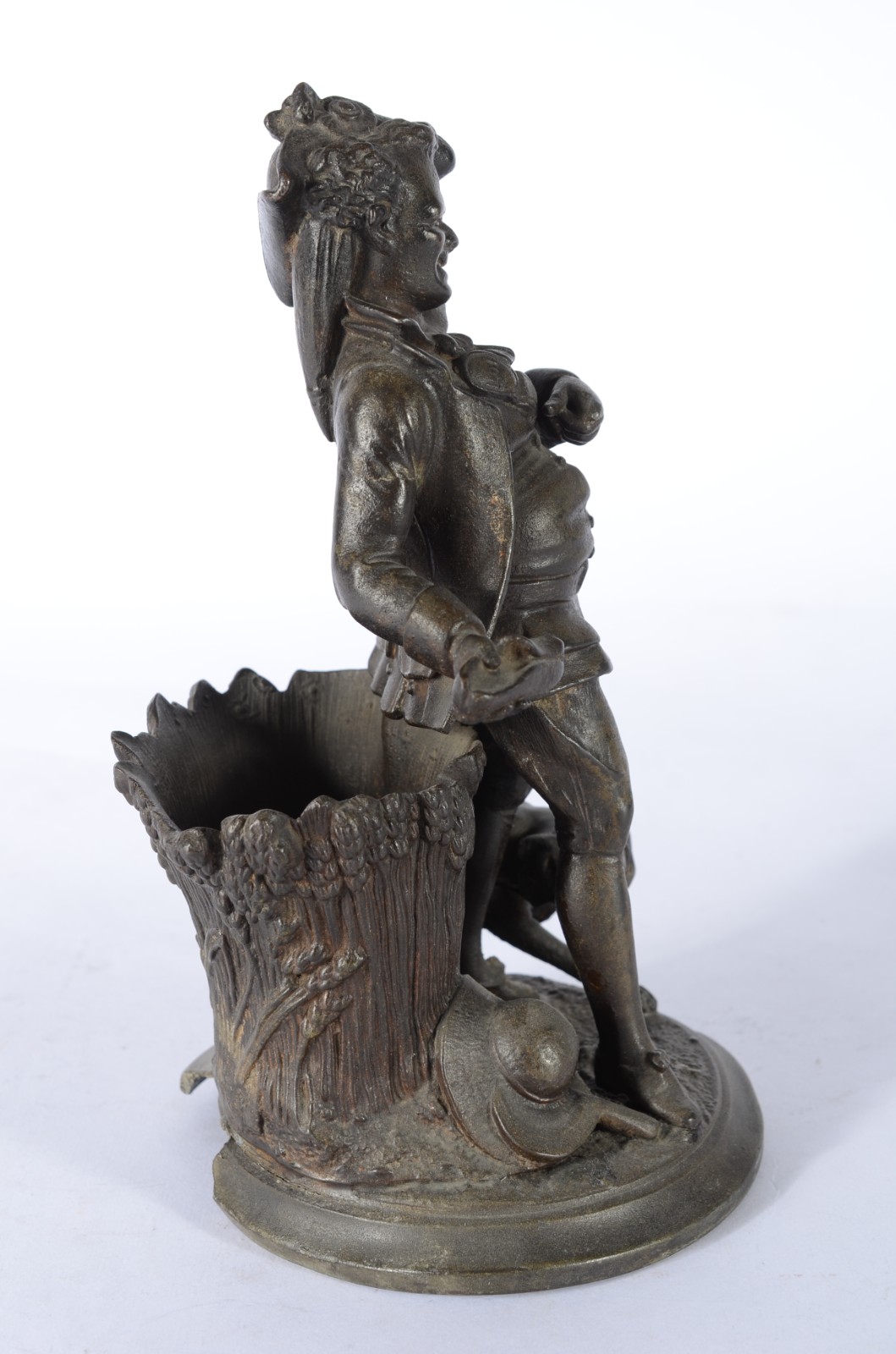Estatueta de petit bronze representando homem com cachorro (base... - foto 7 de 8