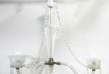 Lustre de cristal para 3 luzes com mangas fosca... - Lustre de cristal para 3 luzes com mangas foscas e bordas feitio "babado" (uma delas quebrada), correntes com contas de cristal facetado (faltan...