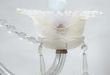 Lustre de cristal para 3 luzes com mangas fosca... - Lustre de cristal para 3 luzes com mangas foscas e bordas feitio "babado" (uma delas quebrada), correntes com contas de cristal facetado (faltan...