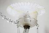 Lustre de cristal para 3 luzes com mangas fosca... - Lustre de cristal para 3 luzes com mangas foscas e bordas feitio "babado" (uma delas quebrada), correntes com contas de cristal facetado (faltan...