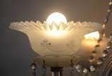 Lustre de cristal para 3 luzes com mangas fosca... - Lustre de cristal para 3 luzes com mangas foscas e bordas feitio "babado" (uma delas quebrada), correntes com contas de cristal facetado (faltan...