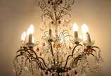 Lustre de metal para 12 luzes com pingentes e c... - Lustre de metal para 12 luzes com pingentes e contas de cristal, estilo Versailles.